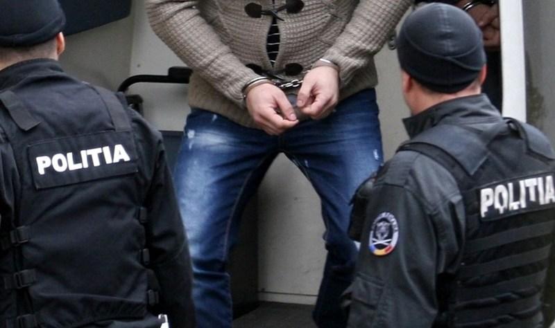 Cinci tineri cu v&acirc;rste cuprinse &icirc;ntre 15 şi 21 de ani au fost reţinuţi după ce au răpit şi violat o fată de 13 ani