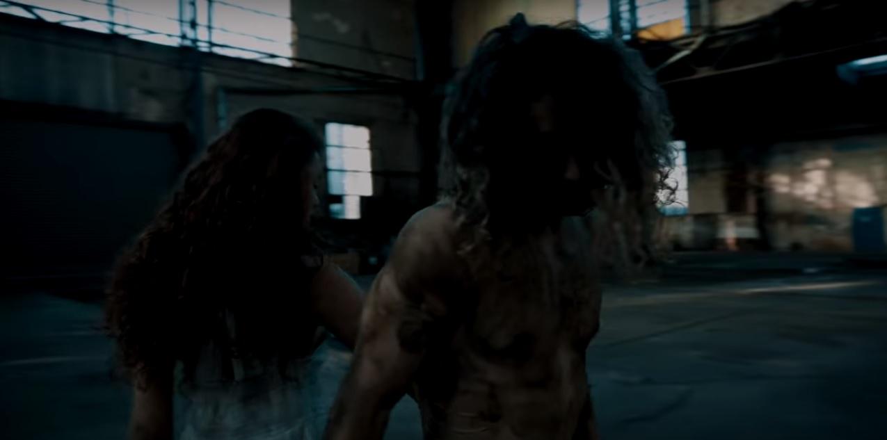 Doi ani de la COLECTIV. Tu ai ascultat melodia lansată &icirc;n memoria victimelor din &bdquo;Colectiv&rdquo;? Stai să vezi videoclipul și &icirc;ți dau lacrimile: a fost realizat &icirc;ntr-o hală