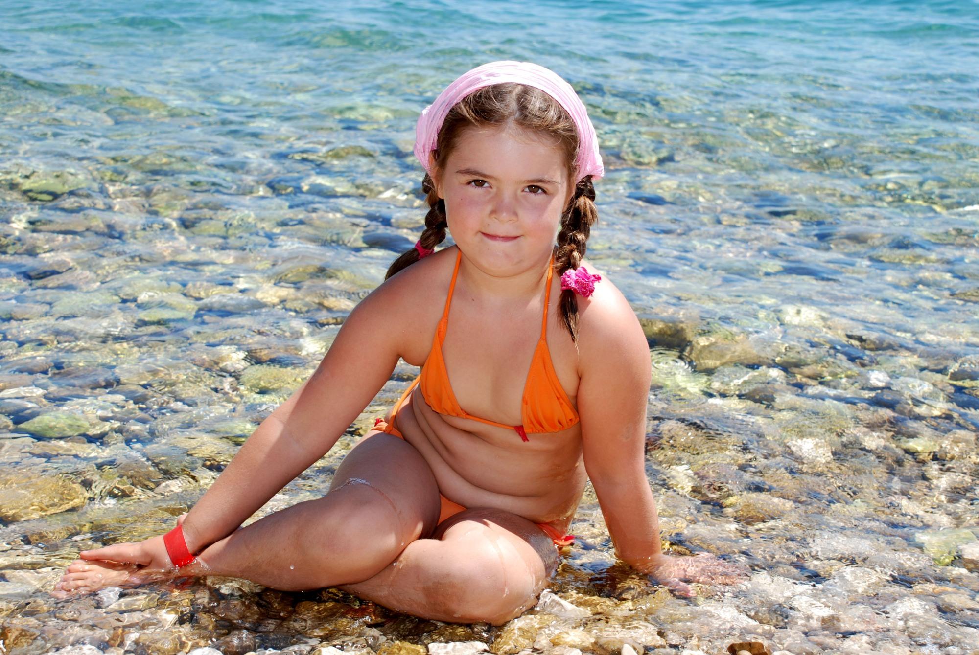 Cum arată fetița care măn&acirc;ncă &icirc;ncontinuu. Suferă de o boală rară! Se pl&acirc;nge mereu că &icirc;i este foame