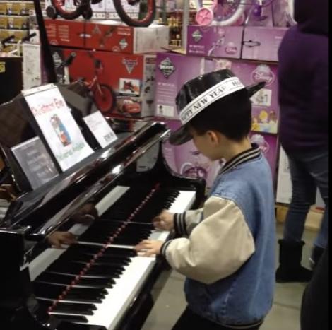 Puștiul a venit la magazin cu părinții, dar minunea s-a întâmplat când el a găsit un pian! Toată lumea a uitat de cumpărături!
