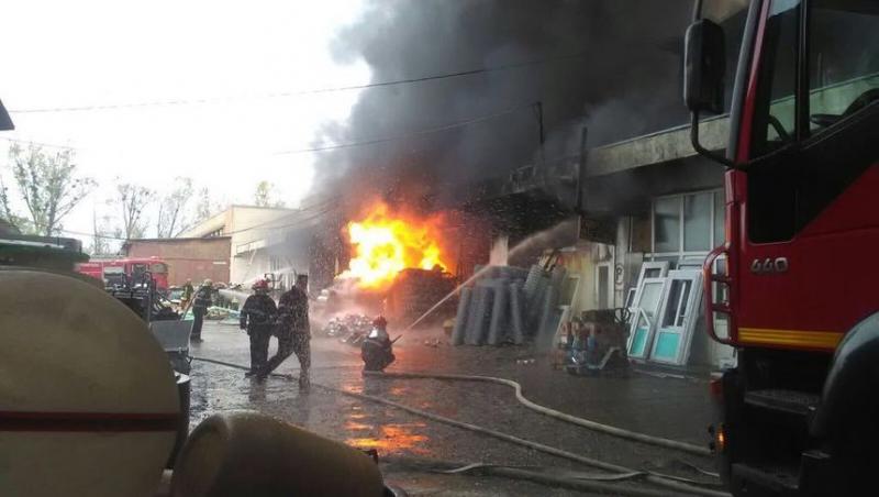 Incendiu puternic la un depozit de vopseluri și mase plastice din Vaslui! FOTO de la locul incidentului
