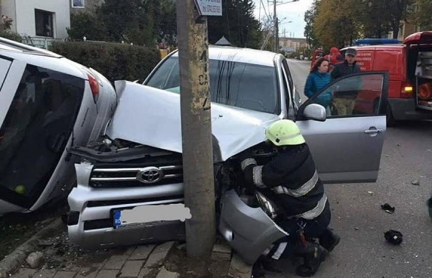 Accident cumplit &icirc;n Suceava! Un șofer a lovit doi st&acirc;lpi și apoi a răsturnat o mașină parcată!