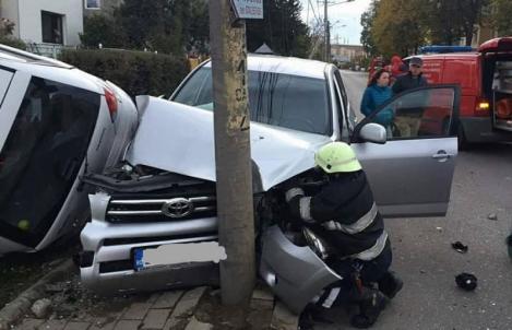 Accident cumplit în Suceava! Un șofer a lovit doi stâlpi și apoi a răsturnat o mașină parcată!