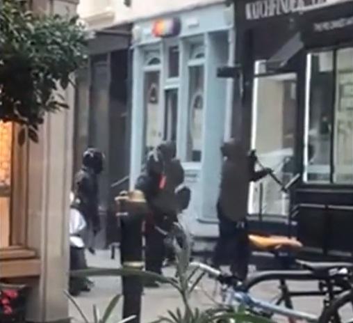 Un hoț de bijuterii a fost imobilizat de niște rom&acirc;ni curajoși, chiar &icirc;n timp ce fugea! Scenele au fost surprinse pe străzile Londrei!