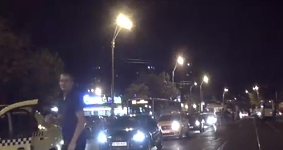 Bătaie violentă &icirc;n trafic, pe o stradă din Capitală! Imaginile sunt șocante!