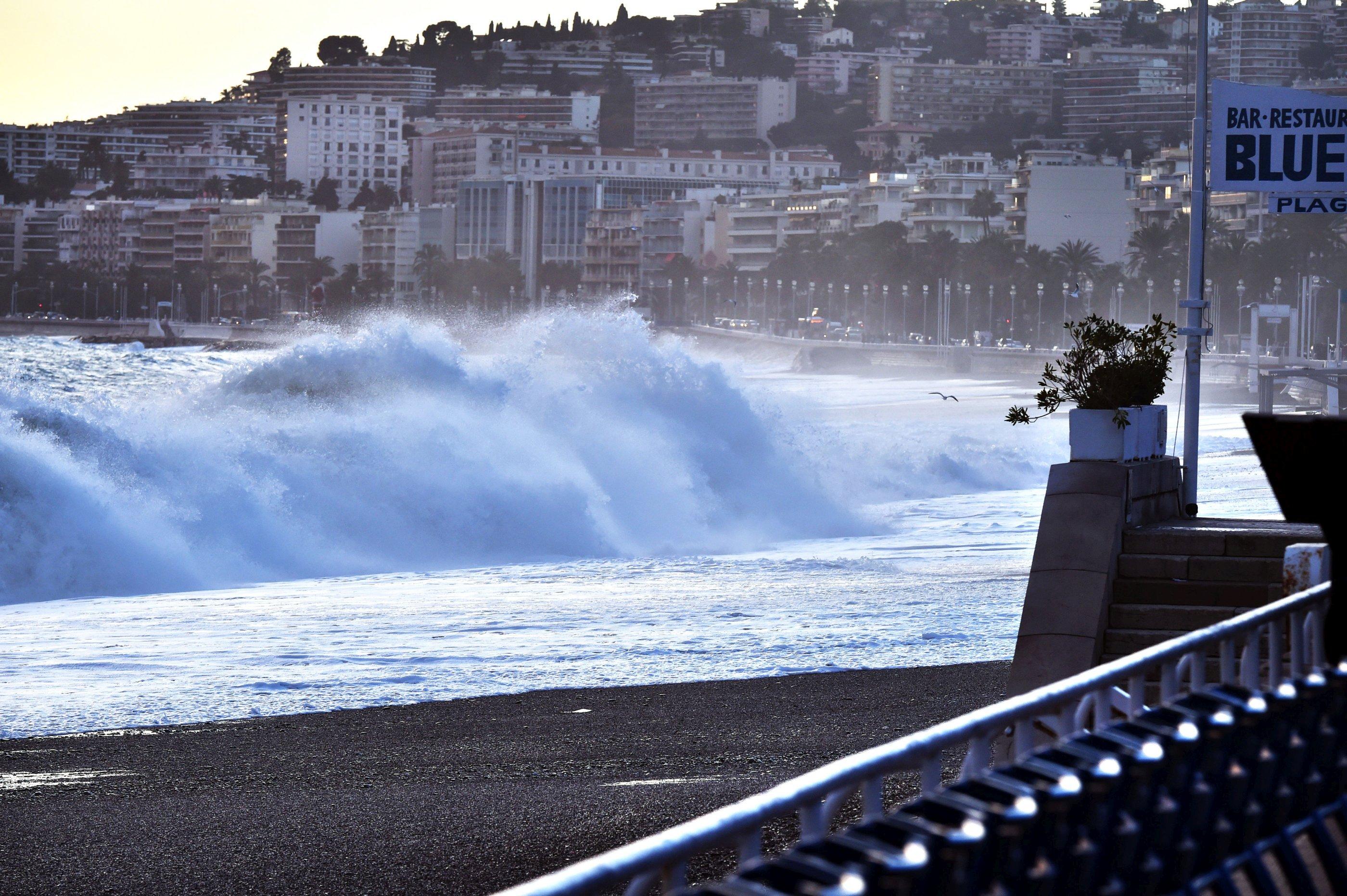 Nu mai este nicio &icirc;ndoială! Uraganul Ophelia lovește &icirc;n plin Europa. Ce pagube va lăsa &icirc;n urmă