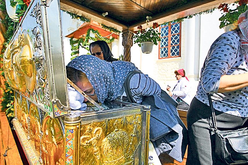 Mesajul șocant al unui fost preot rom&acirc;n. Credincioșii au rămas fără cuvinte: &bdquo;Pupatul unor cadavre ciop&acirc;rţite este una dintre cele mai odioase forme de exprimare a unor aspiraţii umane&ldquo;