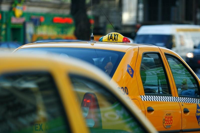 Mergi cu taxiul? Pregătește-te să scoți mai mulți bani din buzunar! Tariful la taxi crește &icirc;ncep&acirc;nd de azi, &icirc;n București și Ilfov