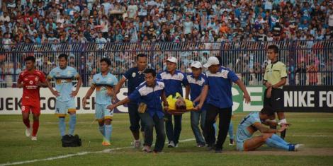 VIDEO: O nouă tragedie a lovit fotbalul mondial! Un portar din Indonezia a murit pe teren, după o ciocnire cu un coechipier