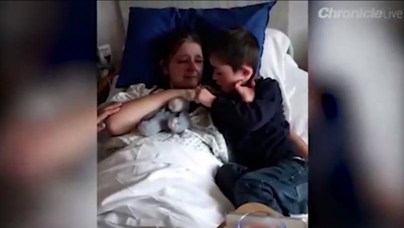 Momentul emoționant în care o mamă bolnavă de cancer, în fază terminală, își ia rămas bun de la fiul său care suferă de Sindromul Down: 