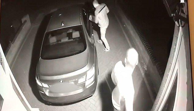 Cum iți poate fi furată mașina &icirc;n 60 de secunde. Un bărbat a rămas fără autoturismul de 50.000 de euro, proaspăt achiziționat