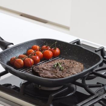 CONCURS! AloShop pune la bătaie tigaia "REGIS STONE GRIDDLE PAN"! Plăcerea unui grătar delicios e la un pas distanță!