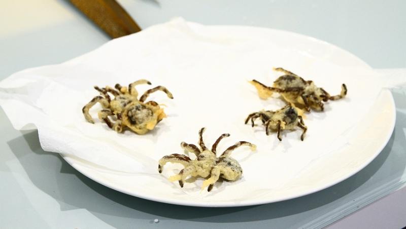 Tarantule tempura cu garnitură de orez prăjit și mazăre