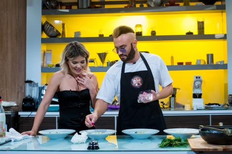 Roby Roberto, cel mai șmecher băiat de oraș, face dezastru în bucătăria de la „Chefi la cuțite”! „Fac omletă fusion new age”