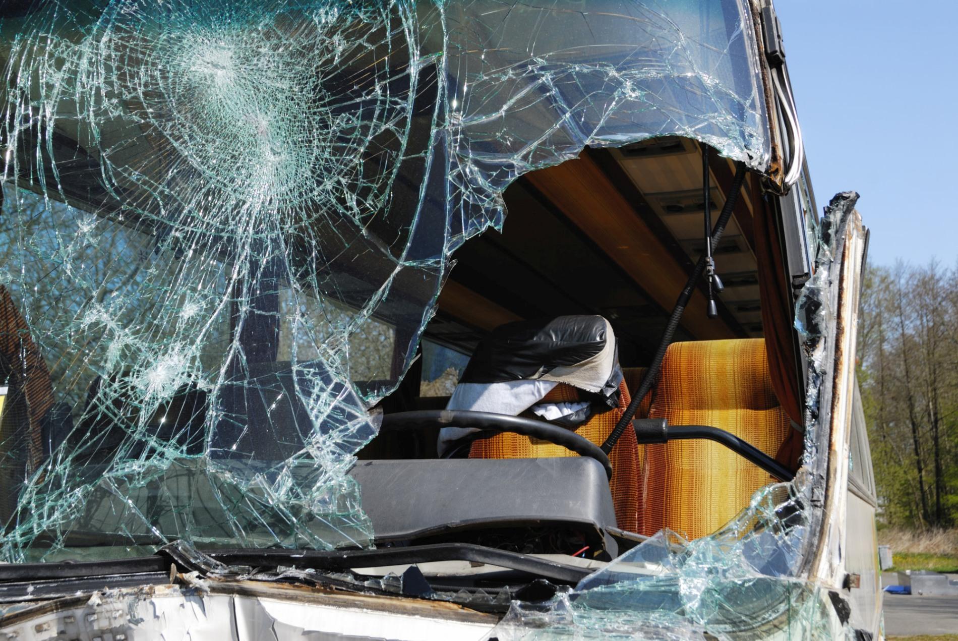 Două minore au fost lovite &icirc;n plin pe o trecere de pietoni! Una dintre ele este &icirc;n stare gravă