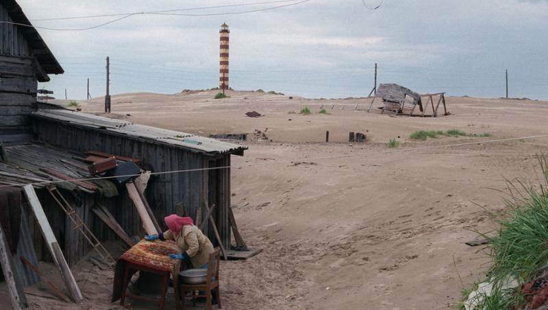 O galerie foto cum nu ai văzut! În satul pescăresc Șoina, cătunul înghițit de nisip, oamenii sunt îngropați de vii sub dunele aurii