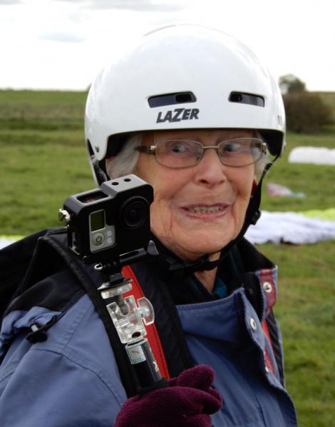 O femeie de 85 de ani își petrece anii de pensie prin senzații tari: face skydiving, înoată cu rechinii sau merge pe aripile avionului, aflat în zbor