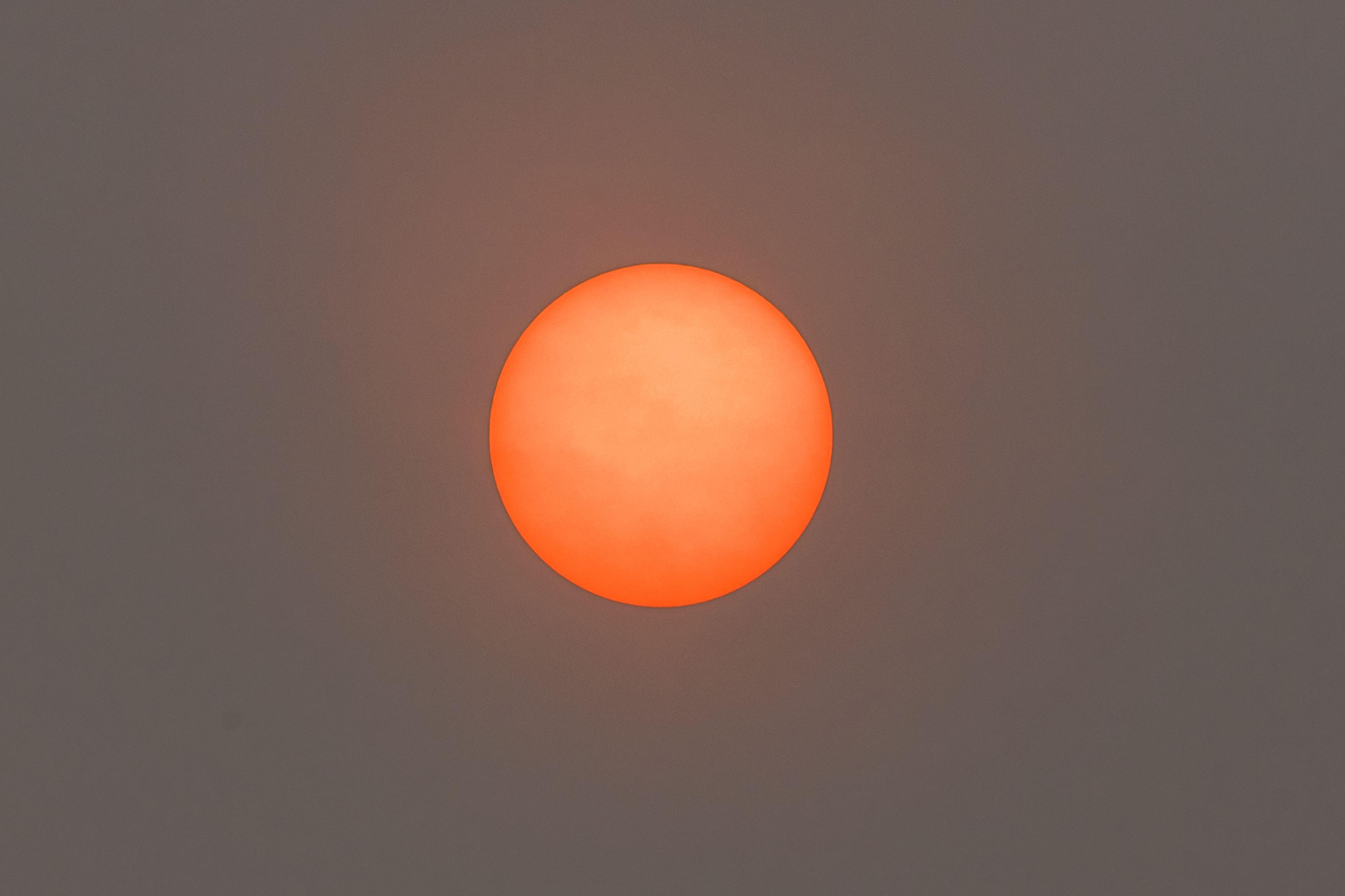 Fenomene stranii lăsate &icirc;n urmă de uraganul Ophelia care a lovit Europa. Britanicii au &icirc;n față un cer desprins din &bdquo;Războiul stelelor&rdquo;