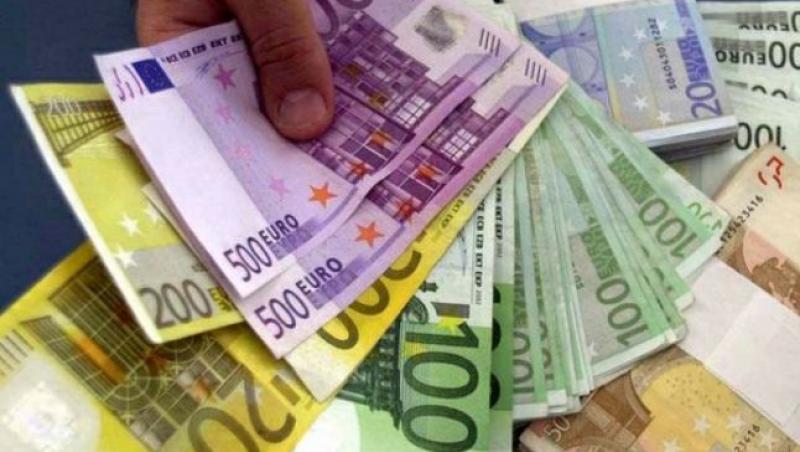 A crezut că i-a pus Dumnezeu mâna în cap, dar s-a ales cu un blestem după ce a găsit o haină la gunoi: În buzunar zăceau 9.000 de euro