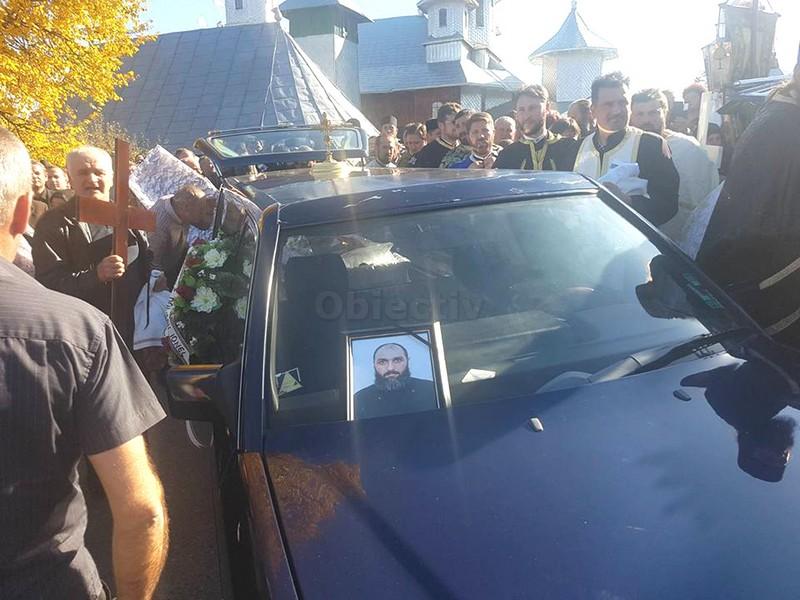 Imagini CUTREMURĂTOARE. Sute de oameni &icirc;n lacrimi la &icirc;nmorm&acirc;ntarea care a ȘOCAT ROM&Acirc;NIA. Preoții nu s-au putut opri din pl&acirc;ns!