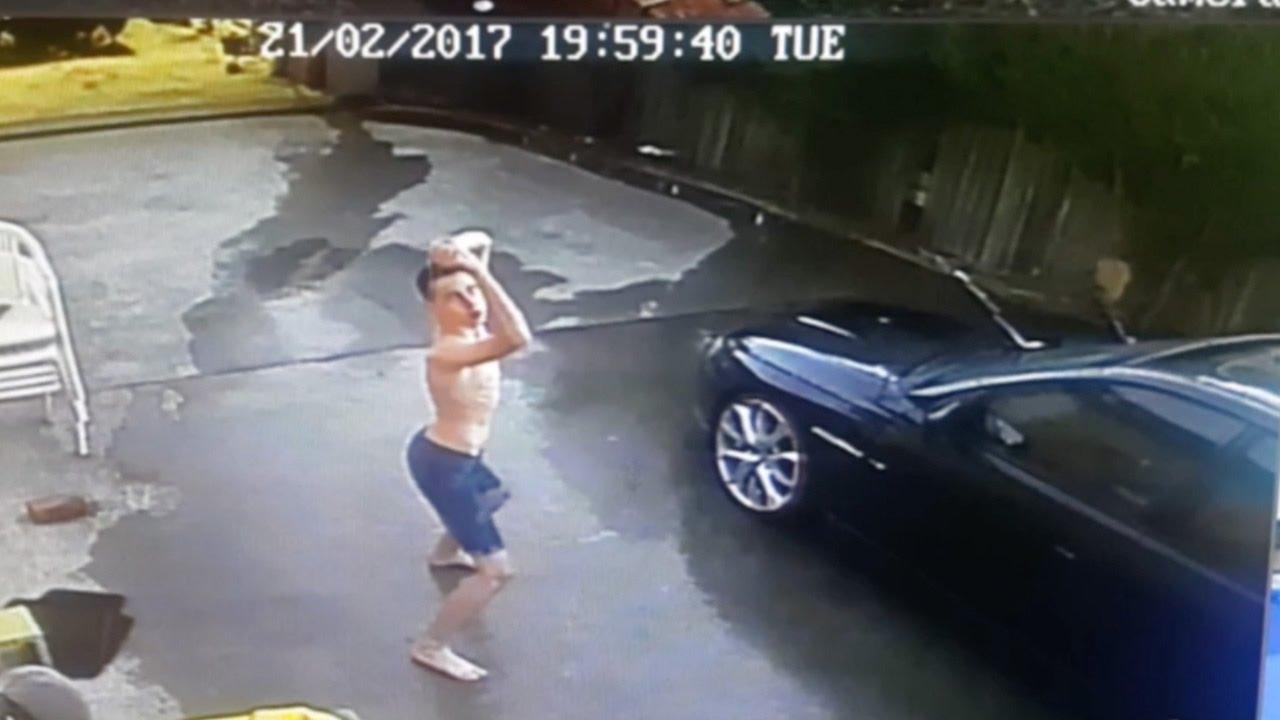 Puștiul din imagine s-a apucat să spele mașina părinților, dar a devenit vedetă pe internet! Ce spectacol uriaș au surprins camerele de supraveghere