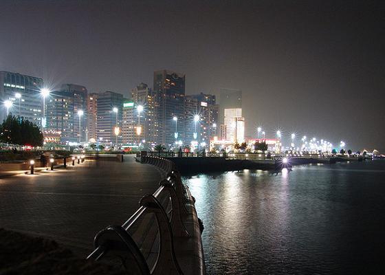 Panică printre turiștii din Emiratele Arabe Unite! Un obiect straniu a brăzdat cerul pe timppul nopții! Filmarea cu bizarul incident a făcut ocolul planetei!