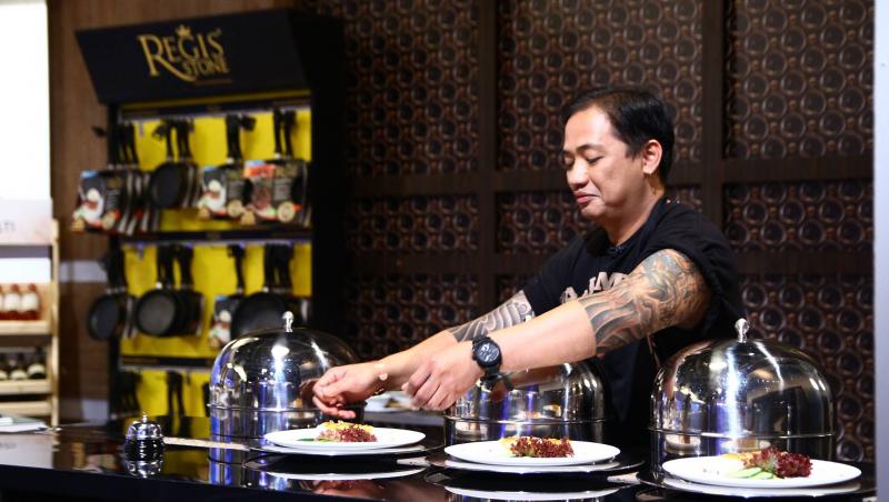 A făcut impresie la ”Chefi la cuțite”, acum un filipinez vrea să cucerească noi domenii: ”Eu vreau să urc pe scena X Factor și să cânt, să simt tensiunea”