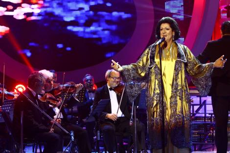 Cezar Ouatu se transformă în Monserrat Caballé și cântă alături de Filarmonica din Ploiești: "Dedic acest moment tatălui meu"