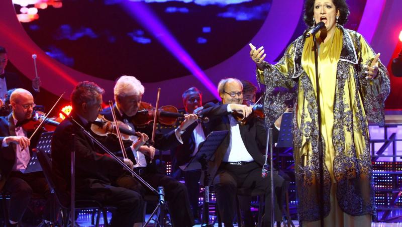 Cezar Ouatu se transformă în Monserrat Caballé și cântă alături de Filarmonica din Ploiești: 