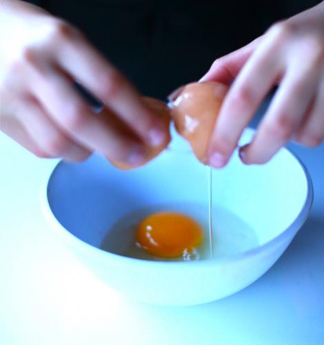 Tu știai ce se întâmplă dacă scufunzi un ou în oțet? Efectul este desprins din filmele SF