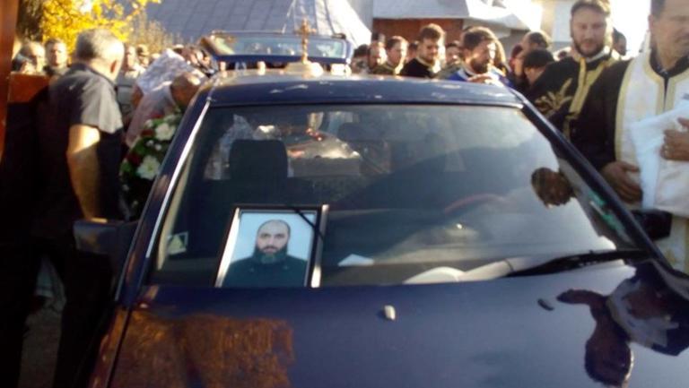 Gestul sf&acirc;șietor al unei fetițe de nouă ani, &icirc;n ziua &icirc;n care au fost &icirc;nmorm&acirc;ntați tatăl și surioara sa: "A cerut să meargă la capelă c&acirc;nd nu era nimeni..."