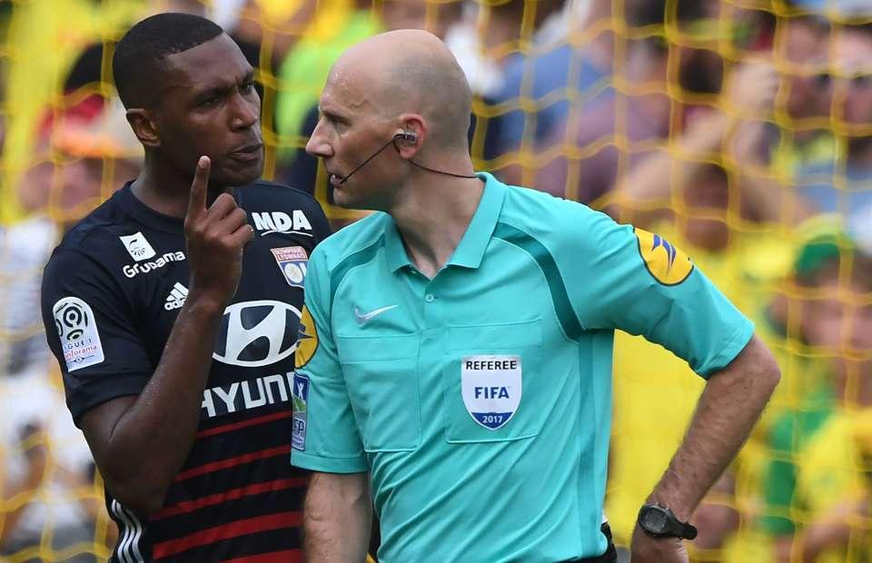 VIDEO: Cea mai absurdă eliminare din istoria fotbalului a avut loc &icirc;n Ligue 1. Cum să iei două &rdquo;galbene&rdquo; &icirc;n 3 secunde