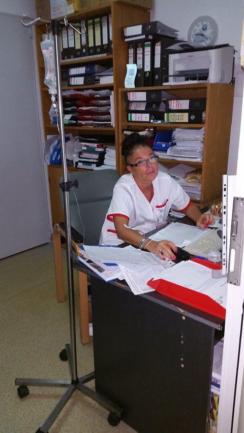 Imagine bulversantă! Medic din Rom&acirc;nia, mesaj dur pe Facebook:  &bdquo;Așa arată asistenta șefă a secției noastre, lucr&acirc;nd, crispată de durere, cu perfuzia alături&rdquo;