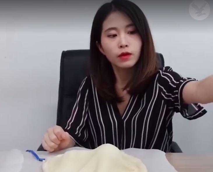 O femeie a gătit o pizza &icirc;ntreagă la birou. Adăuga ingredientele &icirc;n timp ce trimitea e-mailuri