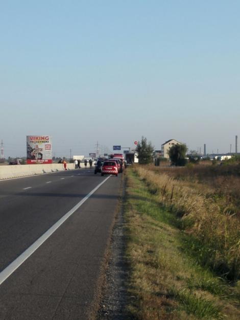 Tragedia de la Mihăileşti s-ar putea repeta! Trafic blocat pe Centura de Vest a Ploieştiului după ce din butoaiele aflate într-un camion a început să se scurgă nitrat, existând risc de explozie