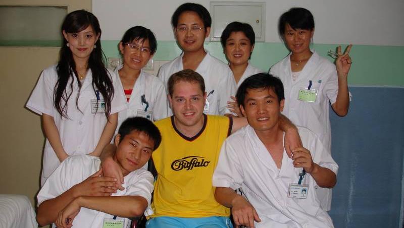 Povestea unui învingător! După 22 de ani în scaunul cu rotile, Răzvan a reușit să-și miște picioarele! Și-a cunoscut soția în China, în timpul unui tratament, iar Li Zhen e ”minunea” din viața lui!