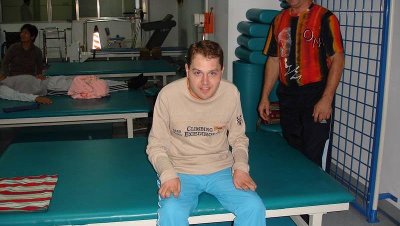 Povestea unui învingător! După 22 de ani în scaunul cu rotile, Răzvan a reușit să-și miște picioarele! Și-a cunoscut soția în China, în timpul unui tratament, iar Li Zhen e ”minunea” din viața lui!