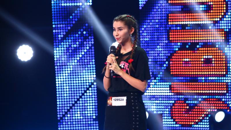 Costina Crăciun, prima concurentă de la X Factor care l-a făcut pe Carla's Dreams să meargă pe scenă și să se pozeze alături de ea. Horia Brenciu i-a cerut și un autograf: 