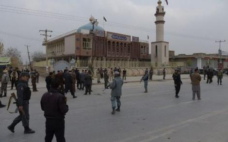 Atentat sinucigaș într-un lăcaș de cult din capitala afgană: Sunt cel puțin 30 de morți, după ce o bombă a explodat în interior