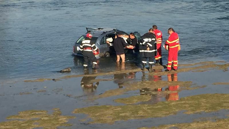 După tragedia în care Dunărea a luat trei vieți, o altă mașină a plonjat în râul Olt. O femeie a rămas blocată în interior. Pompierii intervin la fața locului