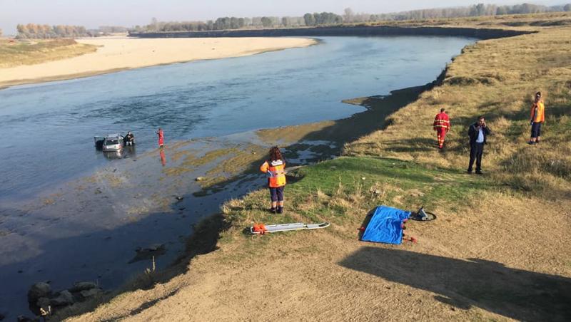 După tragedia în care Dunărea a luat trei vieți, o altă mașină a plonjat în râul Olt. O femeie a rămas blocată în interior. Pompierii intervin la fața locului