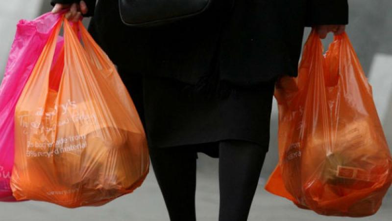 Schimbarea anului viitor! Se interzice comercializarea de pungi din plastic! Cum își vor transporta românii cumpărăturile