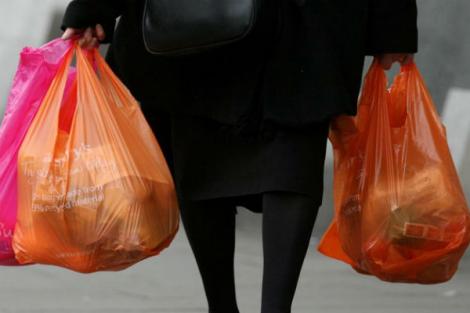 Schimbarea anului viitor! Se interzice comercializarea de pungi din plastic! Cum își vor transporta românii cumpărăturile