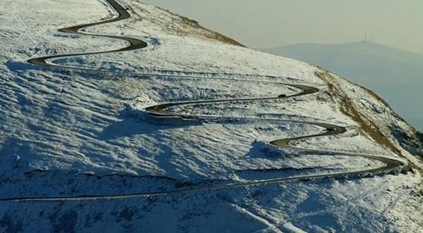 Mare atenție, șoferi! Circulaţia rutieră va fi închisă pe Transalpina începând de luni seara! Meteorologii spun că iarna e pe drum!