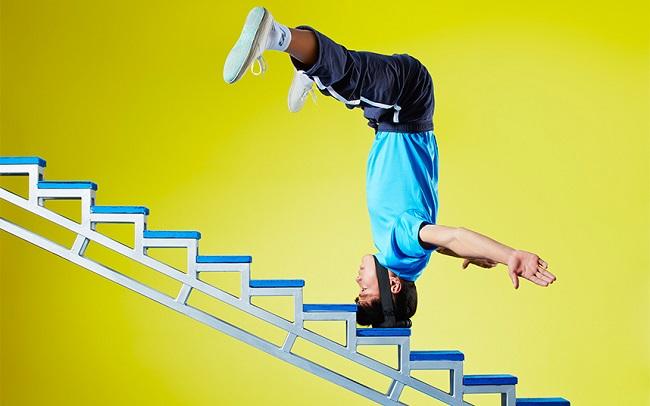 Video: Nu ai mai văzut așa ceva! A urcat 36 de trepte st&acirc;nd &icirc;n cap. Numai c&acirc;nd privești și te trec fiorii!