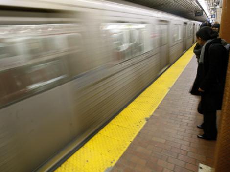 O femeie a fost surprinsă în timp ce și-a obligat tatăl să sară pe șinele metroului și să aștepte moartea!