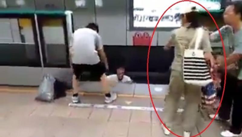 O femeie a fost surprinsă în timp ce și-a obligat tatăl să sară pe șinele metroului și să aștepte moartea!