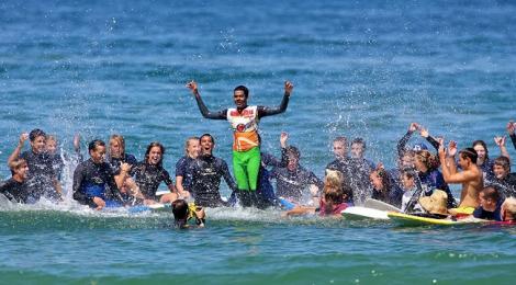 Acest bărbat este un exemplu de curaj și de luptă pentru noi toți! A ajuns campion la surf deși nu vede. Se ghidează după sunetul valurilor!