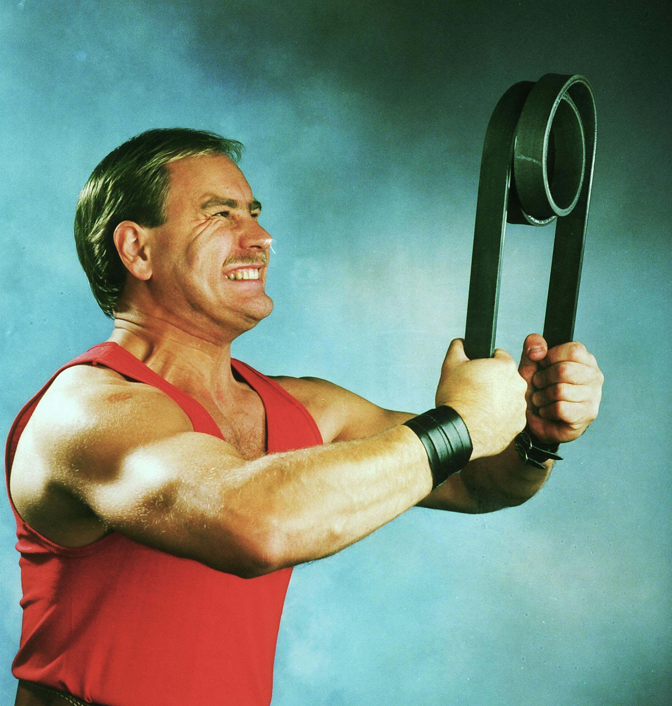 Cel mai ciudat record bătut vreodată! A ridicat cu dinții o greutate de 62 de kilograme