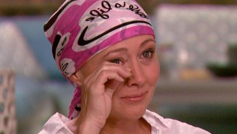 Brenda din „Beverly Hills 90210“ le-a arătat fanilor o fotografie cutremurătoare cu ea, în luptă cu o boală necruțătoare: „Cancerul are atât de multe faze. Șoc, negare, acceptare, furie, resentimente!”